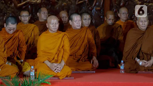40 Biksu Lakukan Thudong ke Candi Borobudur