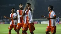 Striker Pusamania Borneo FC, Jajang Mulyana merayakan gol bersama rekan satu timnya saat dijamu Persib Bandung pada leg kedua perempatfinal Piala Presiden di Stadion Si Jalak Harupat, Soreang, Sabtu (26/9/2015). (Bola.com/Arief Bagus Prasetiyo)