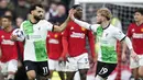 Selebrasi striker Liverpool, Mohamed Salah (kiri) bersama rekannya, Harvey Elliott usai mencetak gol penyeimbang 2-2 ke gawang Manchester United lewat eksekusi penalti pada laga pekan ke-32 Premier League 2023/2024 di Old Trafford Stadium, Manchester, Minggu (7/4/2024). (AP Photo/Dave Thompson)