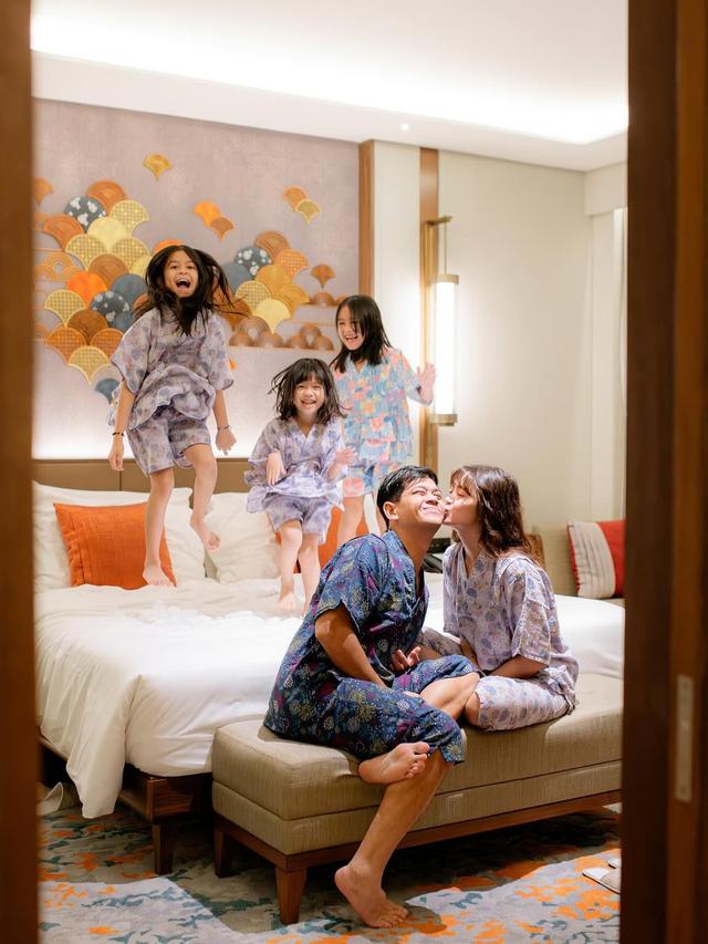 Pasangan Idaman Sejuta Umat, Intip Potret Kebersamaan Surya Insomnia dan Tyara Renata yang Penuh Kemesraan