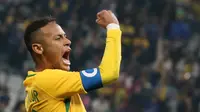  Ekspresi kapten timnas Brasil, Neymar, saat merayakan kemenangan atas Kolombia dalam perempat final sepakbola Olimpiade Rio 2016 di Corinthians Arena, Sao Paulo, Brasil, (13/8/2016). (Reuters/Paulo Whitaker)
