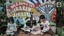 Anak-anak saat membaca buku di perpustakaan Bale Buku Meleduk (Membaca Literasi Dukuh) 75 di Jalan Dukuh V, Kelurahan Dukuh, Kecamatan Kramat Jati, Jakarta Timur, Rabu (24/8/2022). Seperti diketahui, hari ini bertepatan dengan Hari Anak Jakarta Membaca (Hanjaba) yang dicetuskan sebagai sebuah gerakan dengan tujuan untuk meningkatkan kegemaran membaca kepada anak-anak dan para generasi muda.  (merdeka.com/Iqbal S. Nugroho)