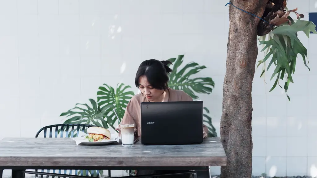Kehadiran fasilitas seperti Wi-Fi, colokan listrik, dan suasana yang mendukung membuat kafe semakin sering dimanfaatkan sebagai ruang kerja informal. (Foto/Dok: Pexels)