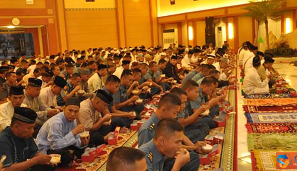 Citizen6, Surabaya: Ratusan prajurit Kobangdikal buka puasa bersama para Panglima Komando Utama TNI AL Wilayah Timur dan pejabat FKPD Provinsi Jawa Timur, Selasa (31/7). (Pengirim: Penkobangdikal).