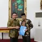 Gubernur Sumsel Herman Deru menyerahkan surat penunjukan Pelaksana harian (Plh) Bupati Muara Enim ke Wakil Bupati (Wabup) Muara Enim Juarsyah (Dok. Humas Pemprov Sumsel / Nefri Inge)