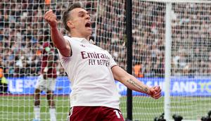 Gelandang Arsenal, Leandro Trossard, merayakan gol pertama timnya dalam pertandingan sepak bola Liga Inggris antara West Ham United melawan Arsenal di Stadion London, London timur, pada 10 Mei 2026. (Adrian Dennis / AFP)