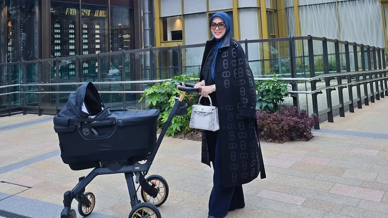 6 Potret Syahrini Ajak Buah Hati Jalan-Jalan di Jepang, Perdana Baby R Mudik