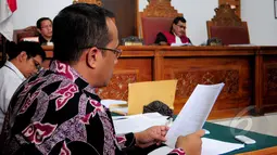 Kuasa hukum Sutan Bhatoegana membacakan permohonan saat  praperadilan Sutan Bhatoegana di Pengadilan Negeri Jakarta Selatan (PN Jaksel), Jakarta, Senin (6/4/2015). (Liputan6.com/Yoppy Renato)