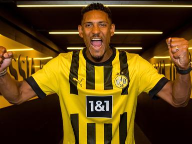 Borussia Dortmund baru saja mendatangkan Sebastien Haller dari Ajax Amsterdam menjelang bergulirnya musim 2022/2023. Tentunya menarik untuk menanti debut pemain yang baru saja sukses menjalani operasi tumor testis ini. Mampukah ia tampil moncer dengan langsung mencetak gol bagi Borussia Dortmund di laga pertamanya nanti dan bergabung dengan barisan 5 pendahulunya berikut ini? Tunggu tanggal mainnya. (bvb.de)