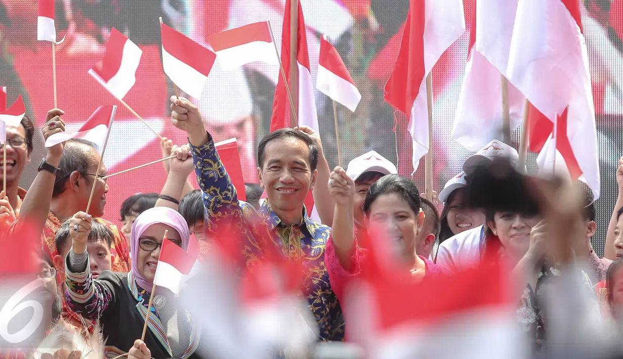 Presiden Jokowi dan Ibu Negara Iriana Widodo berfoto bersama dengan anak-anak pada acara puncak Peringatan Hari Anak Nasional di Istana Bogor, Jawa Barat, Selasa (11/8/2015). (Liputan6.com/Faizal Fanani)