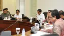Suasana rapat terbatas antara Presiden dengan sejumlah Menteri di Istana Kepresidenan, Jakarta, Rabu (11/3/2015). Rapat tersebut membahas tentang piutang Pemda Aceh (Liputan6.com/Faizal Fanani)