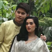 Setelah berpindah genre dari dangdut ke pop. Kabarnya Thiara sedang dekat dengan Esal dan akan menjadi teman duet.