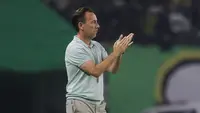 Pelatih PSIM Yogyakarta, Jean-Paul van Gastel, saat memimpin timnya menghadapi Persebaya Surabaya pada laga pembuka BRI Super League 2025/2026 di Stadion Gelora Bung Tomo, Surabaya, Jumat (8/8/2025). (Bola.com/Abdul Azis)