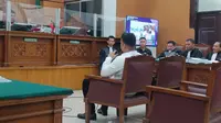 Terdakwa Shane Lukas yang bersaksi di sidang Mario Dandy tidak kuasa menahan air matanya diceramahi oleh hakim anggota PN Jakarta Selatan mengenai rekaman video penganiayaan David Ozora. (Merdeka.com/Rahmat Baihaqi)
