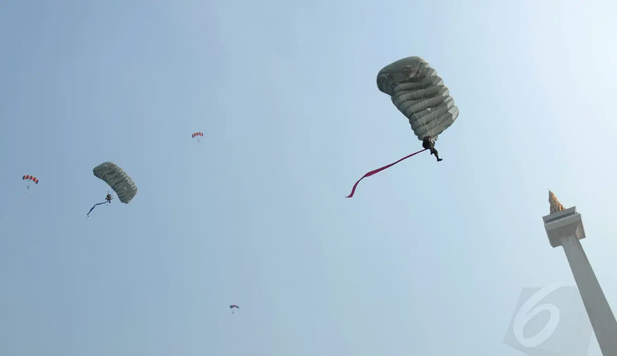 69 peterjun payung dari berbagai unsur mewarnai langit Jakarta dalam rangka memeriahkan HUT RI ke-69 di kawasan Tugu Monas, (31/8/2014). (Liputan6.com/Helmi Fithriansyah)