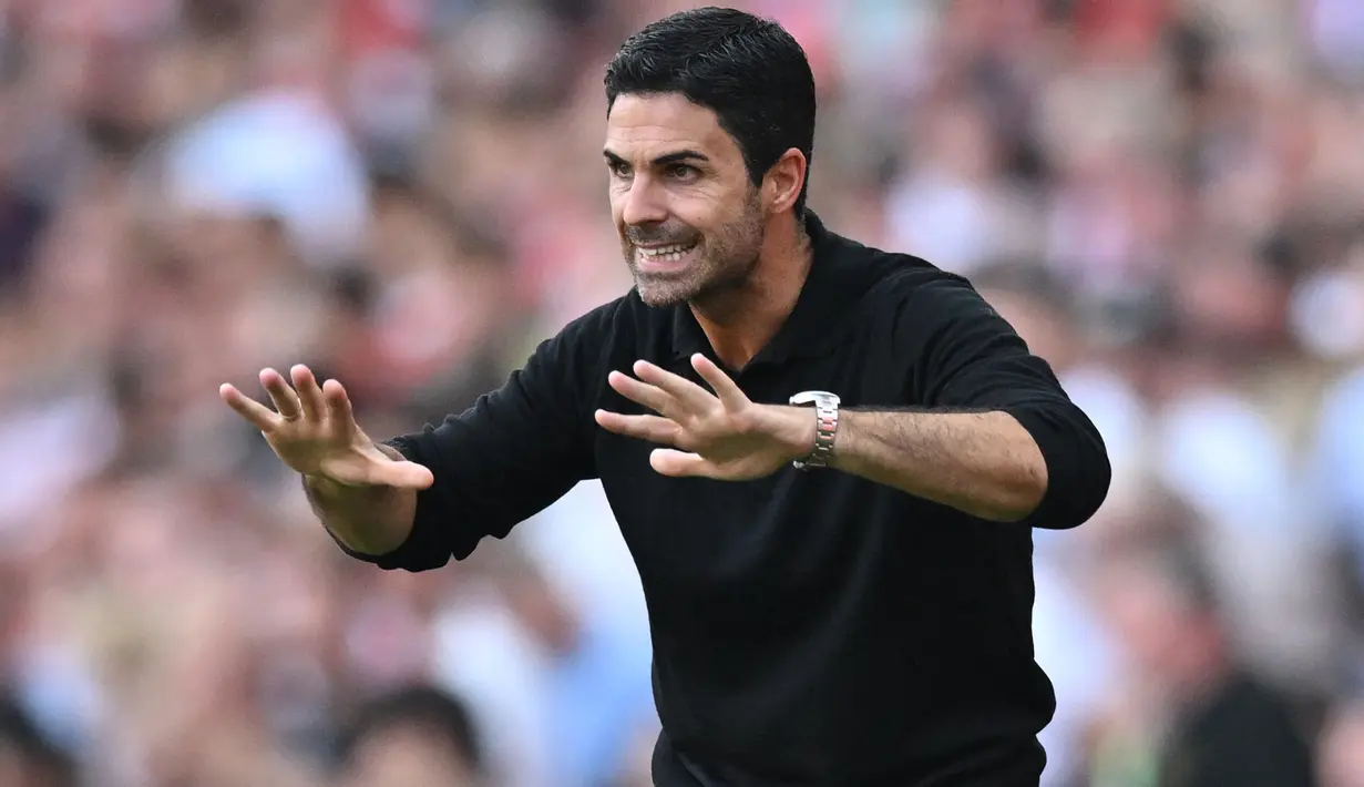 Juru taktik Arsenal, Mikel Arteta tercatat menjadi pelatih termuda ketiga pada Liga Champions 2023/2024. Saat ini pelatih yang mulai menangani The Gunners sejak paruh musim 2019/2020 menginjak usia 41 tahun. Hingga kini ia telah memimpin Arsenal dalam 190 laga di semua ajang kompetisi dengan torehan 110 kali menang, 33 kali imbang dan 47 kali kalah. Pada matchday pertama Liga Champions 2023/2024 Arsenal menang 4-0 atas PSV. (AFP/Glyn Kirk)
