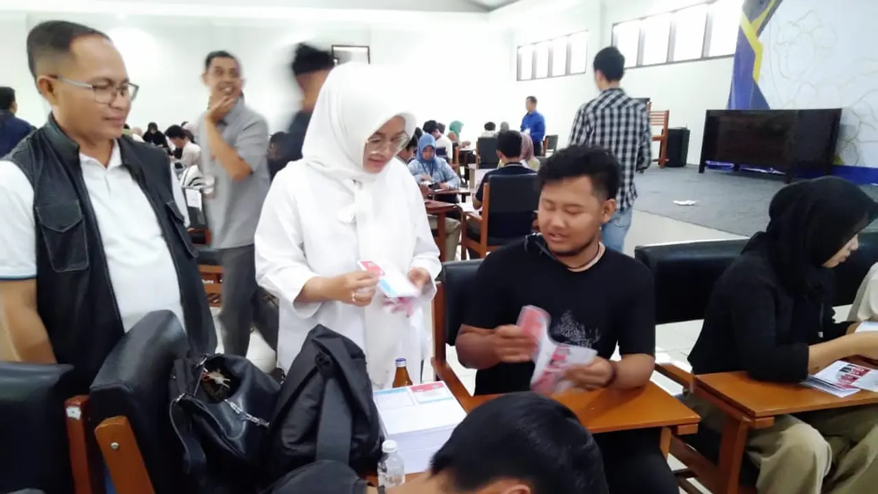 Komisi Pemilihan Umum Daerah (KPUD) Garut, Jawa Barat, mulai melakukan sortir dan pelipatan (Sorlip) sekitar 4 juta lembar suara, yang akan digunakan dalam pencoblosan Pilkada Garut 2024. (Liputan6.com/Jayadi Supriadin)