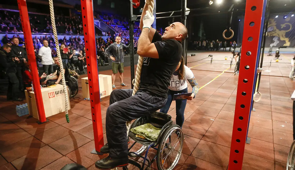 Lomba bertajuk "Plays of Heroes" ini bertujuan untuk menjaga kebugaran para veteran perang yang kini dalam hidupnya mengalami cacat permanen. (EPA/Sergey Dolzhenko)