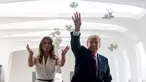 Presiden AS, Donald Trump bersama Ibu Negara Melania Trump melemparkan bunga saat mengunjungi Pearl Harbor Memorial di Honolulu, Hawaii (3/11). Trump dan Melania mengunjungi Pearl Harbor Memorial untuk memperingati USS Arizona. (AP Photo/Andrew Harnik)