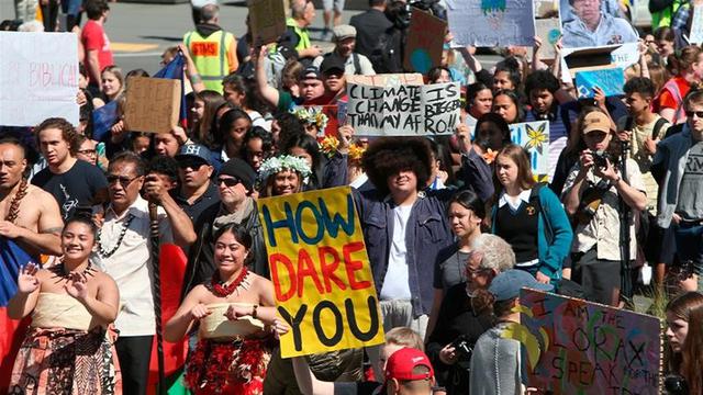 Puluhan ribu pelajar di seluruh Selandia Baru berunjuk rasa menuntut tindakan segera terhadap perubahan iklim. (AP)