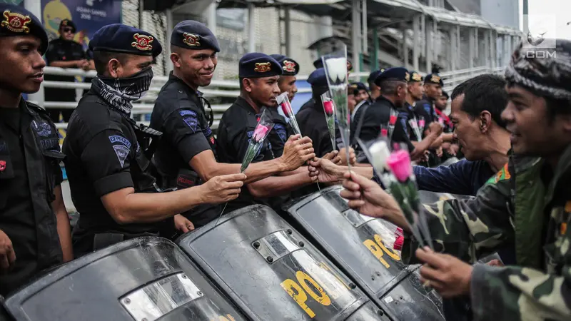 Aksi Bagi Bunga di Depan Gedung Bawaslu