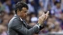 Pelatih Barcelona, Luis Enrique, memberikan instruksi saat laga final Copa Del Rey melawan Alaves di Stadion Vicente Calderon, Madrid, Sabtu (27/5/2017). Barcelona menang 3-1 atas Alaves. (EPA/Mariscal)