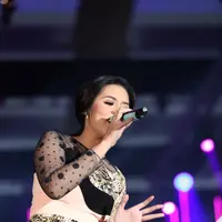 Pada saat penampilan Raisa, ia terlihat sangat cantik ketika menggunakan gaun berwarna gold. (Andy Masela/Bintang.com)