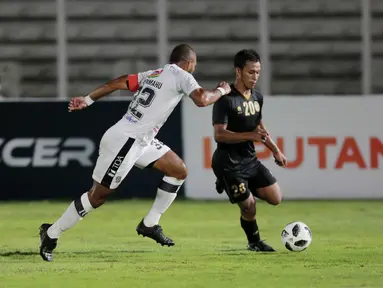 Penyerang Timnas Indonesia, Osvaldo Haay, berebut bola dengan bek Bali United, Leonard Tupamahu, pada laga uji coba di Stadion Madya, Jakarta, Minggu (7/3/2021). Indonesia menang dengan skor 3-1. (Bola.com/ Ikhwan Yanuar Harun)