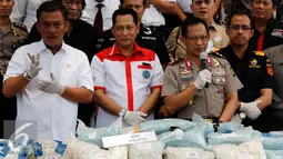 Komjen Budi Waseso (tengah) bersama Kapolda Metro Jaya, Tito Karnavia (kanan) ketika rilis barang bukti narkotika di Mapolda Metro Jaya, Jakarta, Rabu (7/10/2015). 4 orang tersangka diamankan 2 diantaranya warga negara asing. (Liputan6.com/Yoppy Renato)