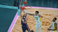 Pemain Amerika Serikat Devin Booker menerobos pertahanan Brasil di perempat final Olimpiade 2024 (AFP)