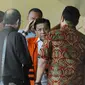 Tersangka dugaan korupsi pengadaan e-KTP, Setya Novanto (tengah) bersama tim kuasa hukumnya di gedung KPK, Jakarta, Rabu (6/12).KPK menyatakan berkas perkara  Setya Novanto sudah lengkap atau P21. (Liputan6.com/Helmi Fithriansyah)