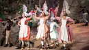 Para seniman tampil di taman hiburan Puy du Fou di Les Epesses, Vendee, Prancis barat (11/6/2020). Taman hiburan Puy Du Fou dibuka kembali untuk pengunjung pada Kamis (11/6) setelah ditutup selama hampir tiga bulan karena pandemi COVID-19. (Xinhua/Jack Chan)