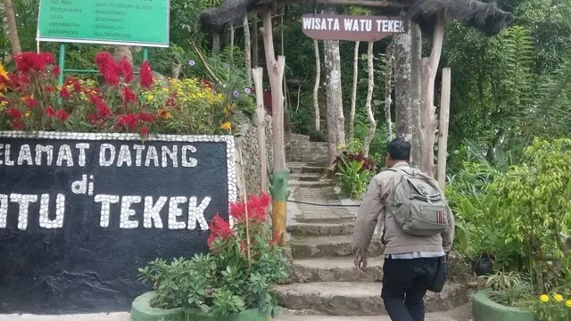 wisatawan datang mengunjungi watu tekek