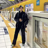 Ririn tampil serba hitam dengan pakaian musim dinginnya. Ia pun mengenakan bennie dan sneakers colorfull. (@ririnekawati)