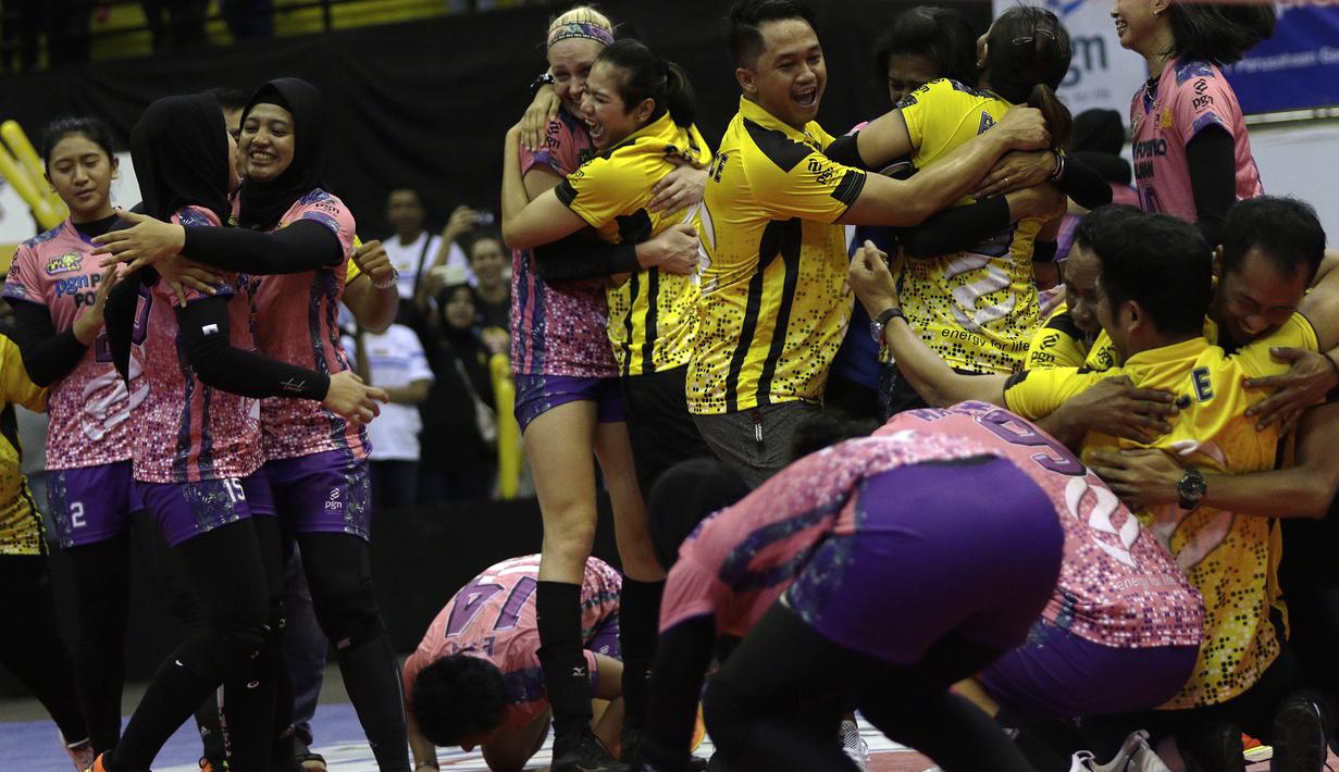 Para pevoli PGN Popsivo merayakan kemenangan atas Jakarta Pertamina Energi pada final Proliga 2019 di GOR Among Rogo, Yogyakarta, Sabtu (23/2). Popsivo menang 3-2 atas Pertamina. (Bola.com/Yoppy Renato)