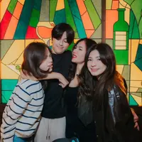 Wulan Guritno cukup dekat dengan ketiga anak-anaknya. Terbaru ia pun berfoto bersama putrinya, London saat liburan. [@wulanguritno]