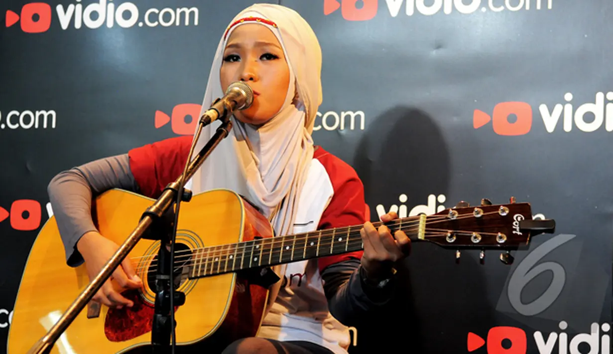  Juara 1 Music Video Contest Vidio.com, Wiwi Handayani menunjukkan aksinya saat konferensi pers di markas Vidio.com, Jakarta, Jumat (30/1/2015). (Liputan6.com/Faisal R Syam)