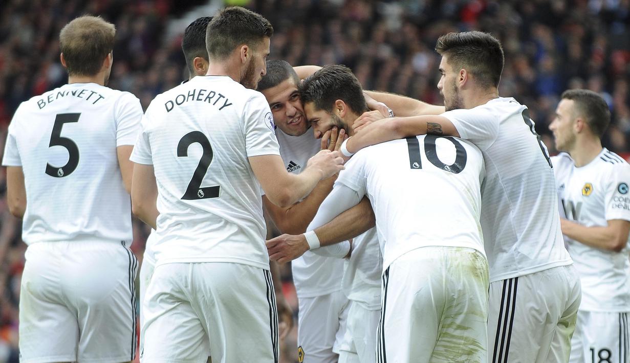 Para pemain Wolverhampton Wanderers merayakan gol yang dicetak oleh Joao Moutinho ke gawang  Manchester United pada laga Premier League di Stadion Old Trafford, Sabtu (22/9/2018). Manchester United ditahan 1-1 oleh Wolverhampton. (AP/Rui Vieira)