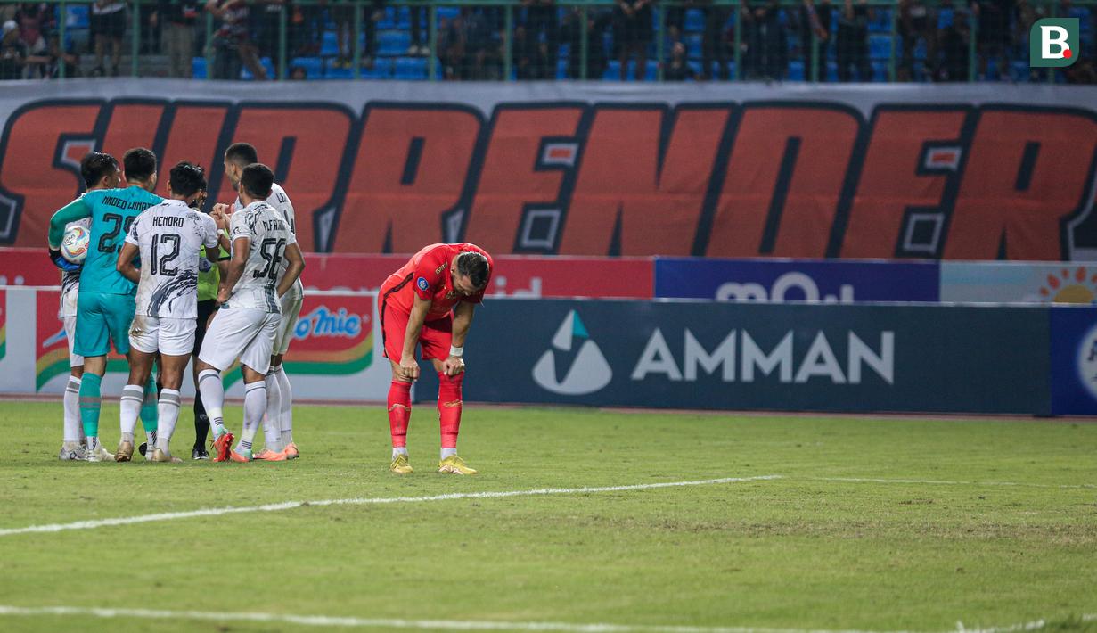 Reaksi pemain Persija Jakarta, Marco Simic saat sejumlah pemain Borneo FC memprotes wasit pada laga pekan ketujuh BRI Liga 2023/2024 di Stadion Patriot Candrabhaga, Bekasi, Rabu (09/08/2023). (Bola.com/Bagaskara Lazuardi)