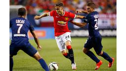  Pemain muda Manchester United, Andreas Pereira berusaha melewati hadangan Pemain PSG, Marco Verratti (kanan) pada laga International Champions Cup 2015 di Soldier Field, AS, Kamis (30/7) pagi WIB. (Reuters/Jeff Haynes