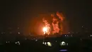 <p>Api dan asap membubung selama serangan udara Israel di Jalur Gaza tengah (21/4/2022). Jet Israel menyerang Gaza dini hari 21 April, beberapa jam setelah gerilyawan di daerah kantong Palestina menembakkan roket ke negara Yahudi itu. (AFP/BASHAR TALEB)</p>