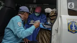 Petugas parkir melakukan pemeriksaan kesehatan di mobil Tim Medis Keliling di kawasan sabang, Jakarta, Kamis (18/2/2021). Pemeriksaan kesehatan tersebut merupakan program resmi Dishub DKI Jakarta. (Liputan6.com/Faizal Fanani)