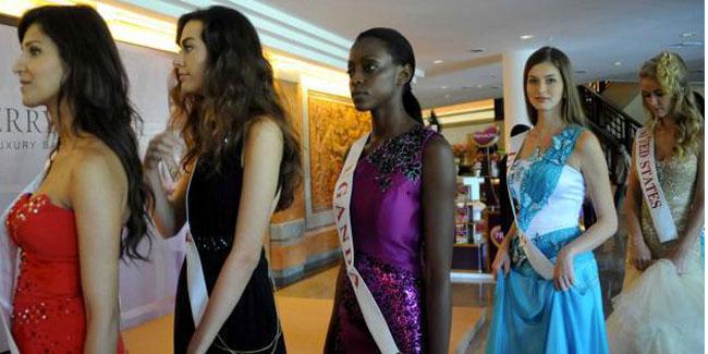 Kontestan Miss World bersiap memasuki panggung | (c) merdeka.com