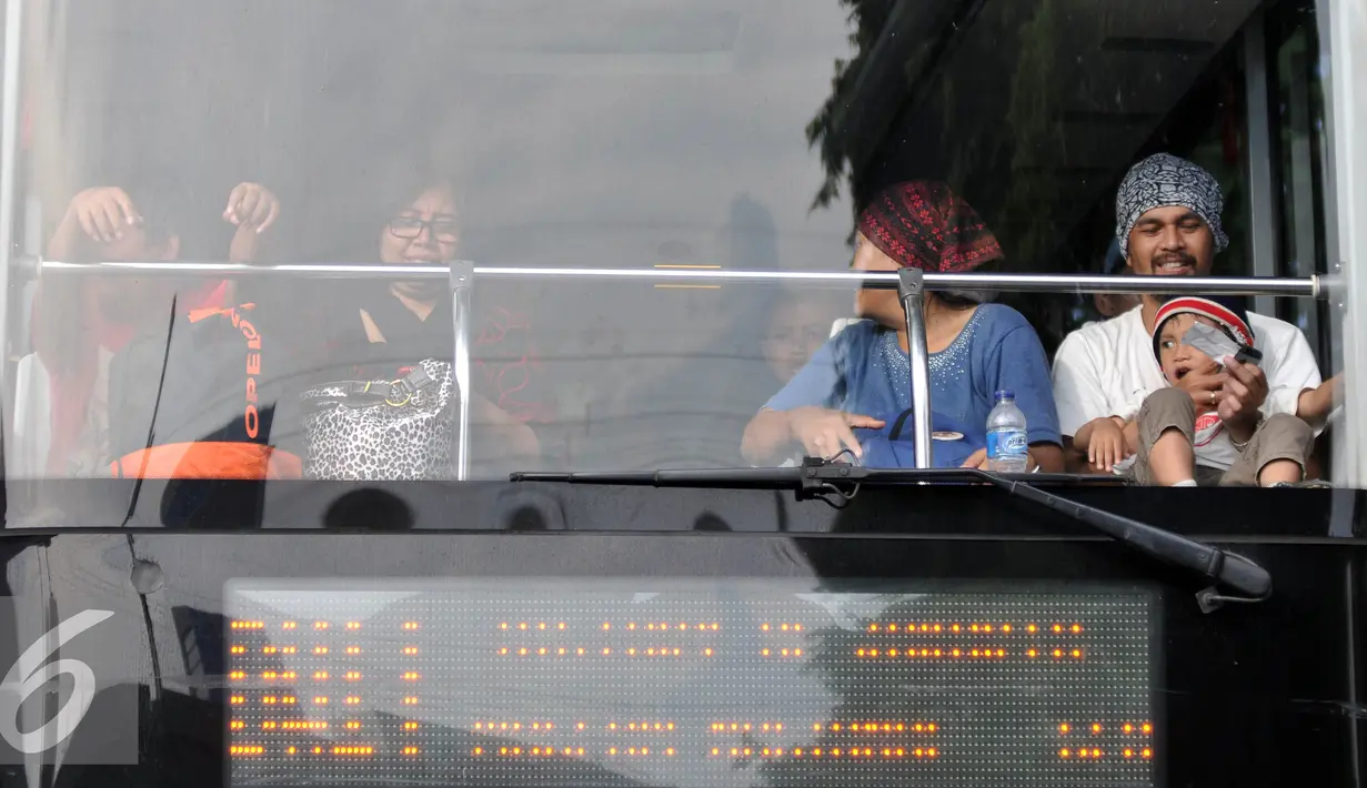 Warga saat berada di dalam Bus City Tour Jakarta di Jakarta, Sabtu (9/7). Masyarakat Jakarta memanfaatkan libur Lebaran dengan menumpang bus gratis untuk mengunjungi ikon Ibu kota seperti Pasar Baru, Gedung Kesenian Jakarta. (Liputan6.com/Johan Tallo)