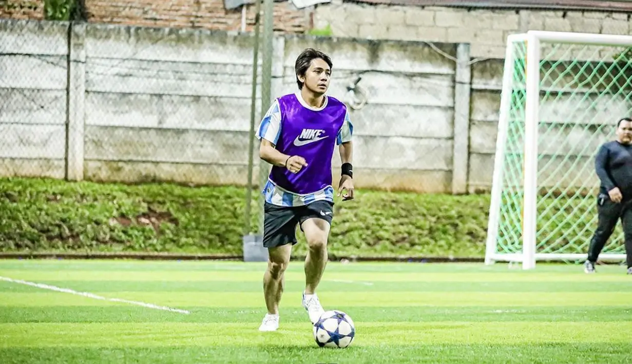 Saat dirinya berada di lapangan hijau pun berhasil membuat banyak penggemar jatuh hati. Pasalnya, pria 28 tahun ini disebut-sebut memiliki pesona yang berbeda saat menjalani akting. (Liputan6.com/IG/@arbaniyasiz)