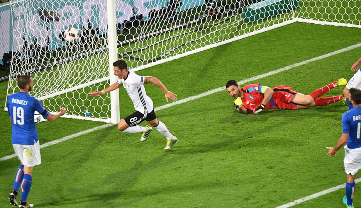 Pemain Jerman, Mesut Ozil, saat mencetak gol ke gawang Italia pada perempat final Piala Eropa 2016 di Stadion Matmut Atlantique, Bordeaux, Minggu (3/7/2016) WIB. (AFP/Mehdi Fedouach)