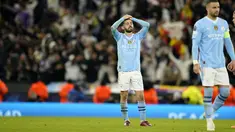 Reaksi gelandang Manchester City Bernardo Silva setelah kalah dari Real Madrid pada duel leg kedua perempat final Liga Champions 2023/2024, di Etihad Stadium, Kamis (18/4/2024) dini hari WIB. (AP Photo/Dave Thompson)