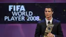 Cristiano Ronaldo terpilih sebagai pemain terbaik dunia 2008. (AFP/Fabrice Coffrini)