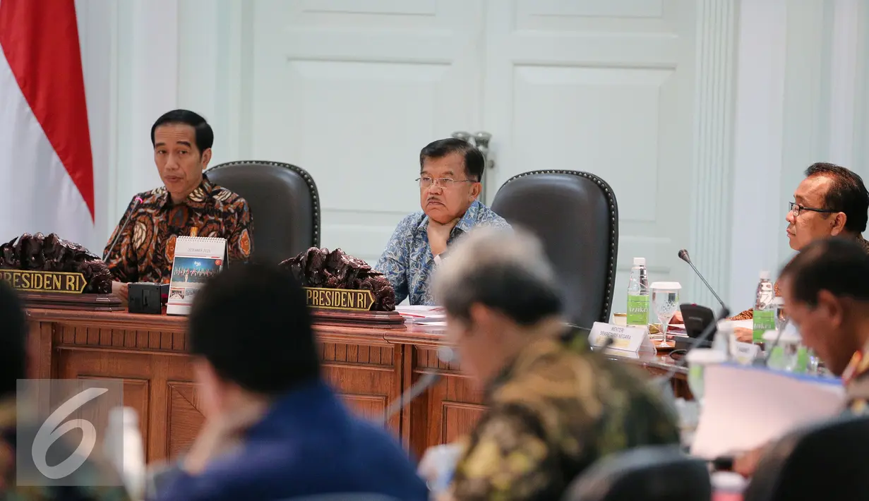 Presiden Joko Widodo didampingi Wakil Presiden Jusuf Kalla memimpin rapat terbatas di Kantor Presiden, Komplek Istana Kepresidenan, Jakarta, Jumat (11/12). Rapat membahas persiapan penyelenggaraan Asian Games XVIII tahun 2018. (Liputan6.com/Faizal Fanani)