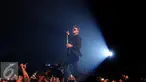 Aksi Panggung Robin Thicke Penyanyi asal Amerika Serikat saat menghibur penonton Java Jazz Festival (JJF) 2016, Jakarta, Jumat (4/3). Robin Thicke menghibur para pencinta Jazz dengan lagu kondangnya yakni Lost Without You. (Liputan6.com/Angga Yuniar)